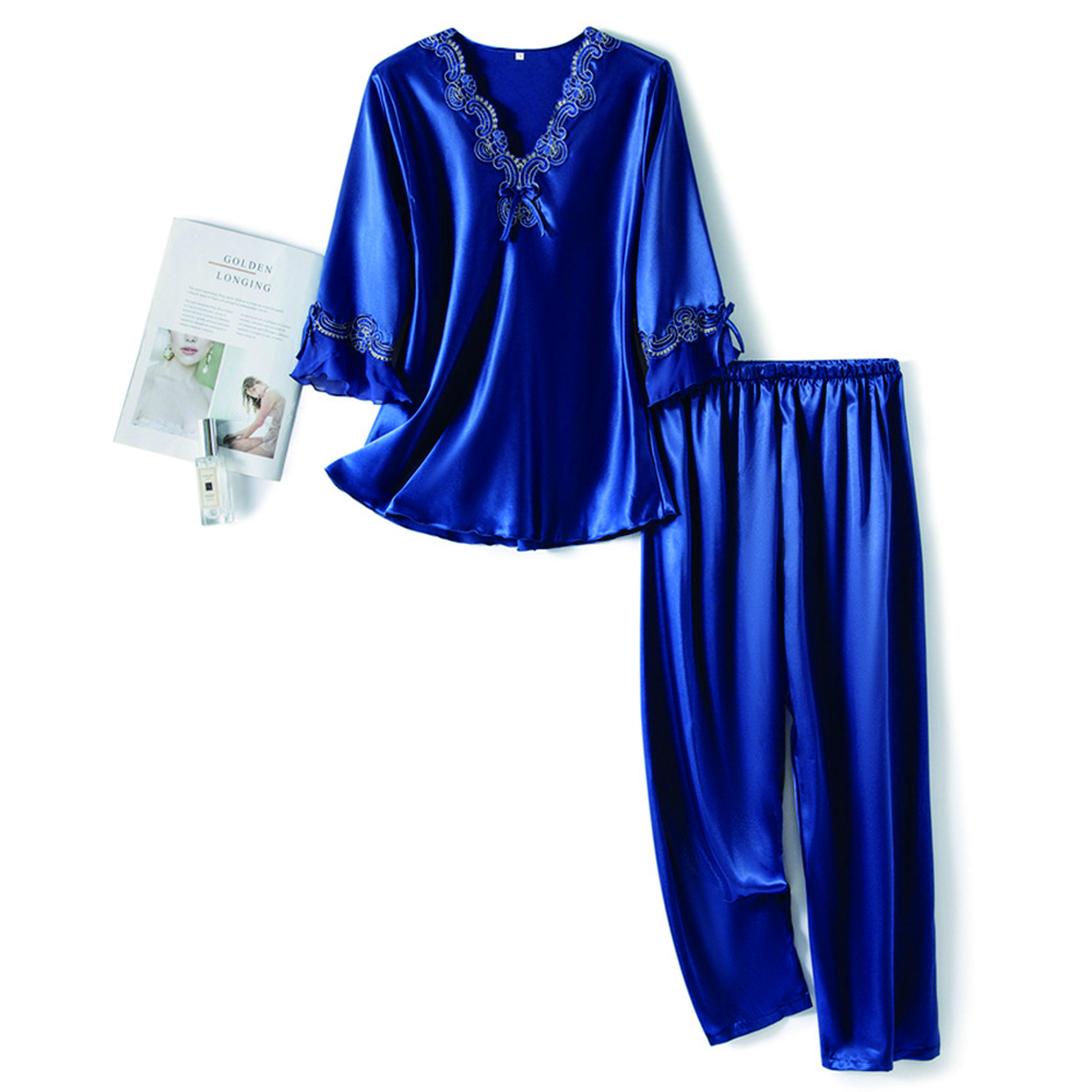 Bộ đồ ngủ satin của phụ nữ